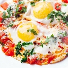 Jajka sadzone na pomidorach