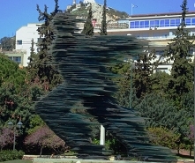 Art. glass "The Runner" w 1988 roku powstała szklana rzeźba -"Dromeas" 8 metrów. Κώστας Βαρώτσος.