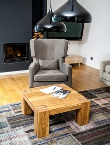 Masywny kawowy stolik z naturalnego drewna do nowoczesnego salonu