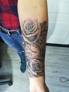Tatuaż. Róże. Zegar.