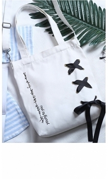 Biała torba płócienna Young to You doskonała na plażę ale także i na co dzień. Szerokość: 27 cm, Wysokość: 34 cm, Grubość: 6 cm