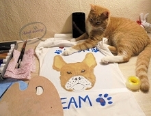 Kot pilnuje, Adzik maluje! :D
Dla siostrzenicy zmalowałam podobiznę jej psa - buldożka francuskiego. :)

Jak to zrobiłam? Czym maluję ubrania?
KLIKnij w zdjęcie lub wejdź na adz...