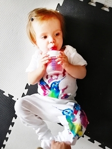 maluję maluszkom ubranka, narazie tylko swoim :) proszę o kom