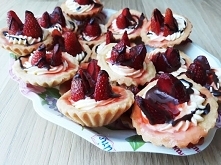 Babeczki z truskawkami i polewą czekoladową
