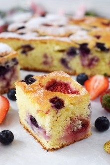 Szybkie ciasto jogurtowe z truskawkami