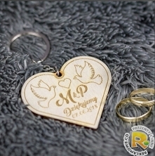 Prezent dla gości weselnych od młodej pary. Brelok z grawerem.