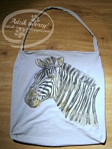 Bądź eko i zrób sobie torbę... ze starego t-shirtu! :D

Eko-torba przyda się nie tylko na zakupach, ale i podczas wyjścia w plener czy na plażę.  To co, spróbujesz? :)

Po instr...