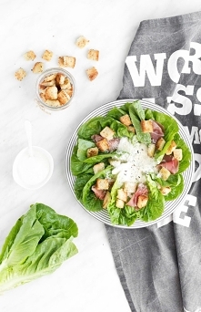 Sałatka Cezar z szynką parmeńską