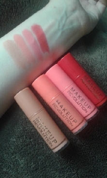 szminki makeup revolution chętnie oddam w dobre ręce. użyte tylko do zrobienia zdjęcia