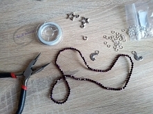 Jak zrobić biżuterię z koralików?
Tym razem działałam z malutkimi koralikami bicone podczas tworzenia krótkiego naszyjnika z zawieszką-księżycem... aczkolwiek wyszedł z tego cał...