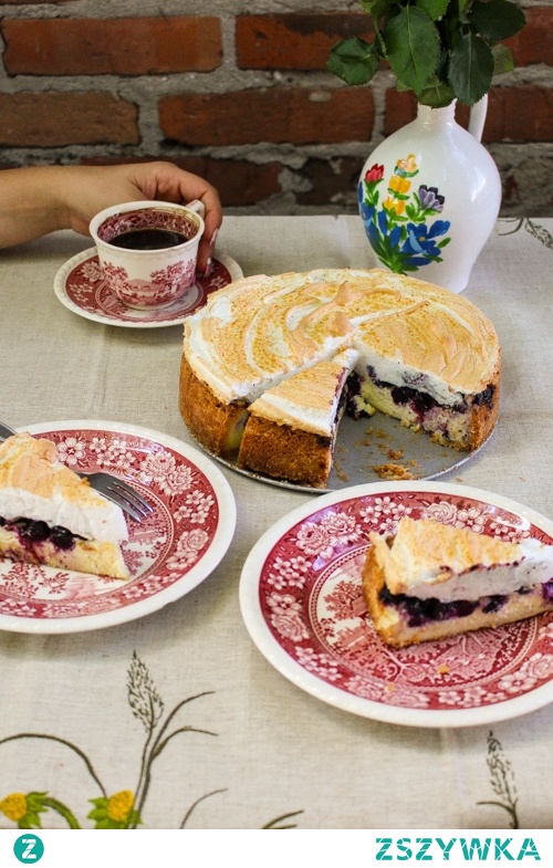 Ten sernik uzależnia!
Puszysty, wilgotny, delikatny. 
Sernik z bezą... 
… a raczej z delikatną pierzynką bezową. 
I z borówkami. 
Przepyszny!
Kliknij w zdjęcie po przepis.