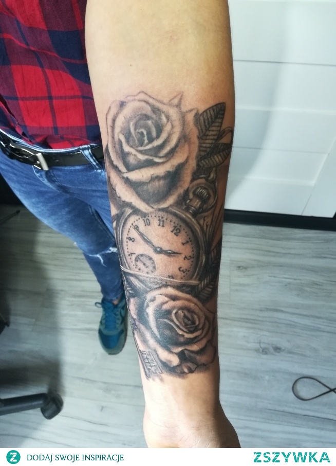 Tatuaż. Róże. Zegar.