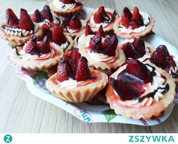 Babeczki z truskawkami i polewą czekoladową