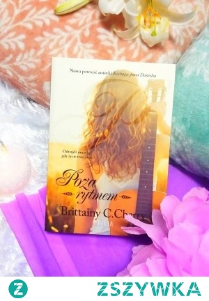 Jasmine Greene poznałem w kroplach deszczu.

Była licealną pięknością, podczas gdy ja grałem niezdarnie na ulicy. Łączyły nas jedynie muzyka i samotność.
W jej oczach dostrzegałem, że nie zawsze uśmiechała się szczerze, choć jej głos dawał mi nadzieję, której poszukiwałem od tak dawna.

Pewnego dnia jednak, dziewczyna zniknęła mi w okamgnieniu.