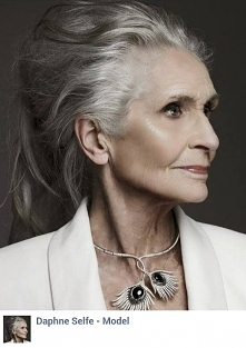 Najstarsza modelka świata - Carmen Dell'Orefice. Praca i moda bez liczenia czasu , kwitnące życie. Piękno to nie kwestia wieku.