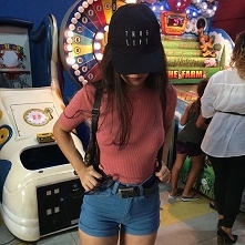 Stylizacja z różową koszulką i szortami