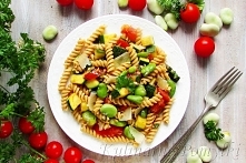 Makaron z cukinią, bobem i pomidorami
