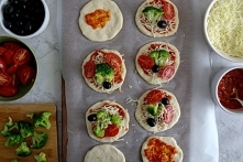 200 g Brokułów „Już Przygotowane Na Parze” Bonduelle
    15 pomidorków koktajlowych
    15 czarnych oliwek
    500 g gotowego ciasta na pizzę
    200 g startego twardego sera mo...