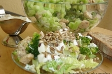 SAŁATKA BROKUŁOWA Z KURCZAKIEM