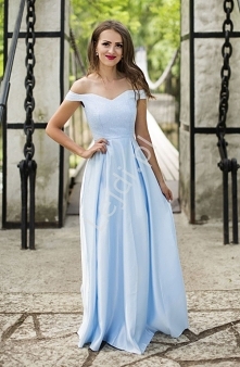 Długa wieczorowa suknia z brokatowym gorsetem. Dól wykonany z grubszej satynobawełny. Gorset przepięknie się mieni brokatem w kolorze błekitu. Rękawki typu carmen.