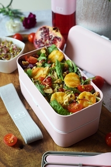 Sałatka z mixem sałat, pomidorkami i serem Halloumi – idealna do lunchboxa!