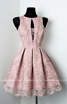 ALISS - Koronkowa sukienka brudny róż Kliknij w zdjęcie by przejść do produktu sukienkowo.com