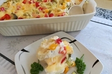 Kalafior zapiekany z warzywami w sosie serowym.