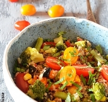 Sałatka z komosą ryżową i kaszą jęczmienną