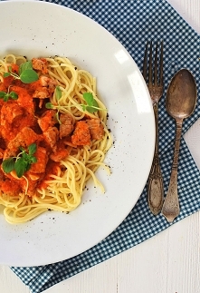 Polędwiczki wieprzowe z makaronem w sosie ze świeżych pomidorów