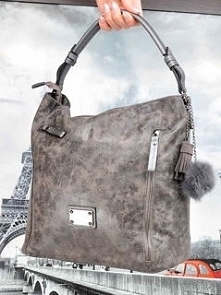 Praktyczna torebka damska z przywieszkami z Pantofelek24.