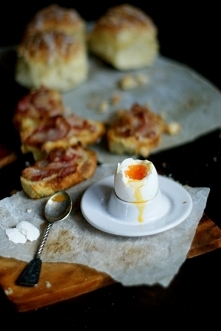 Grillowany boczek na maślanej bułce plus jajo Hestona B