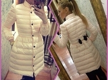 Ślicznie dopasowany i skrojony biały płaszcz. Nie bójmy się jasnych kolorów ;) kliknij w zdjęcie i zobacz gdzie go kupić!