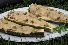 Cukinia faszerowana mięsem i pęczakiem