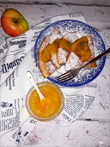 Jabłkowy omlet z cynamonem i owocami