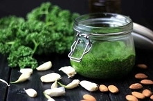 Pesto pietruszkowe – najłatwiejsze i najsmaczniejsze! [PRZEPIS]