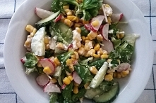 Lekka sałatka z roszponki i kukurydzy konserwowej