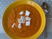 Dynia piżmowa, kilka marchewek, batat ugotowane, zmiksowane a doprawione tylko serem typu feta. Szybkie łatwe i pyszne. Polecam.