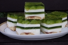 Jogurtowiec z galaretką i winogronem