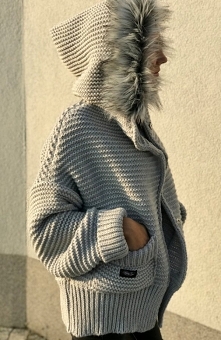 Sue Julia sweter z futerkiem szary Ciepły sweter damski, który świetnie sprawdzi się na chłodniejsze dni, zapinany z przodu na ukryte napki, luźniejszy fason doskonale układa si...