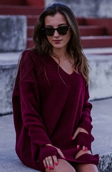 Sue Alice sweter bordowy Modny sweter damski typu oversize, został wykonany z miękkiej owczej wełny, luźny fason zapewnia wygodę noszenia