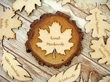 drewniana winietka w rustykalnym stylu, więcej na stronie jotstudio.pl