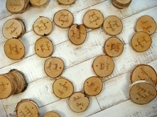 drewniane winietki plastry drewna brzozowego, więcej na stronie jotstudio.pl