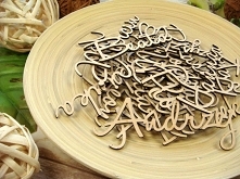 winietki imiona wycięte z drewna, więcej na stronie jotstudio.pl