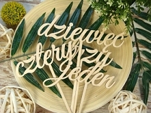 numery na stół drewniane, więcej na stronie jotstudio.pl