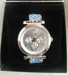 Prześliczny zegarek ALDO z ręcznie robionym paskiem z muliny w odcieniach błękitu, fioletu i beżu. Idealnie pasuje on zarówno do eleganckiej stylizacji jak i na co dzień, a regu...