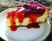 Szybki sernik z frużeliną ! 

SKŁADNIKI : 

Spód : 
200g herbatników 
3 czubate łyżki bułki tartej 
1/3 kostka "Kasi" 

Masa serowa: 
1 kg sera twarogowego 
2/5 kostki...