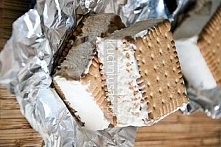 Składniki:
100 g herbatników
250 g serka mascarpone
200 ml śmietanki kremówki (można więcej)
3 łyżki cukru trzcinowego (można dać zwykły, nie lubię słodkich lodów)
3 łyżki mocne...