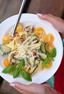 Makaron z cukinią i suszonymi pomidorami w sosie śmietanowym