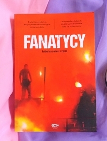 Brutalnie prawdziwa, bezprzykładnie bulwersująca, szczera do bólu.

Cała prawda o ludziach, dla których kibicowanie stało się stylem życia.

Prawdziwy obraz polskich fanatyków!
...