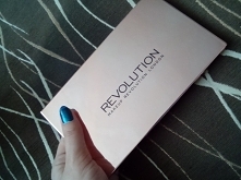 moja pierwsza paleta cieni i jestem absolutnie zakochana mimo, że się sypią to nawet ja nimi nie robię plam ;)